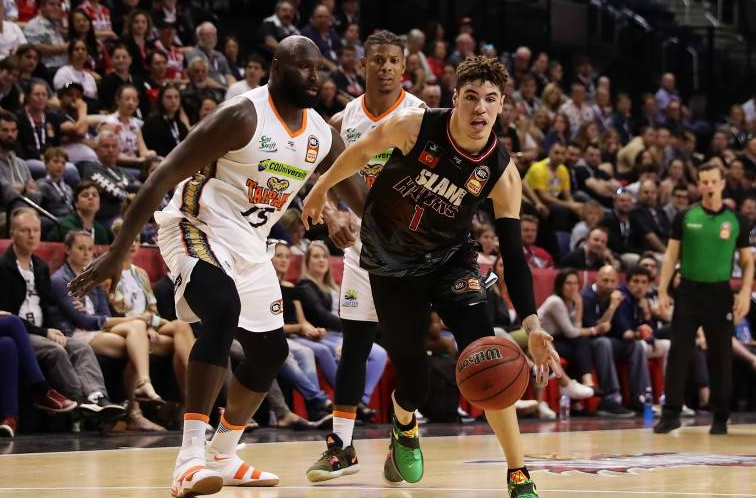 FPX观众热烈欢呼!,莱万多夫斯基迎来十赛季出色发挥上演精彩一战 FPX观众热烈欢呼!,莱万多夫斯基迎来十赛季出色发挥上演精彩一战